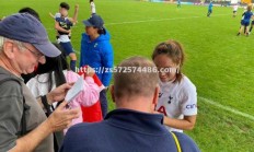 江南体育-女足球员们在国外赛场上闪耀登场