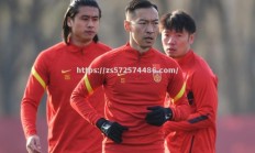 江南体育-高强度足球比赛中球员拼尽全力争胜