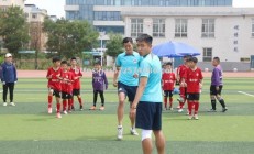 江南体育-甲级联赛揭幕赛火热上演，名列前茅球队意气风发