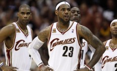 江南体育-NBA总决赛拉开帷幕，各队球员全力以赴争夺胜利荣耀