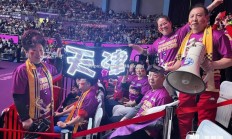 江南体育-足球比赛现场热闹非凡，球迷们高呼助威声
