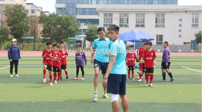 甲级联赛揭幕赛火热上演，名列前茅球队意气风发