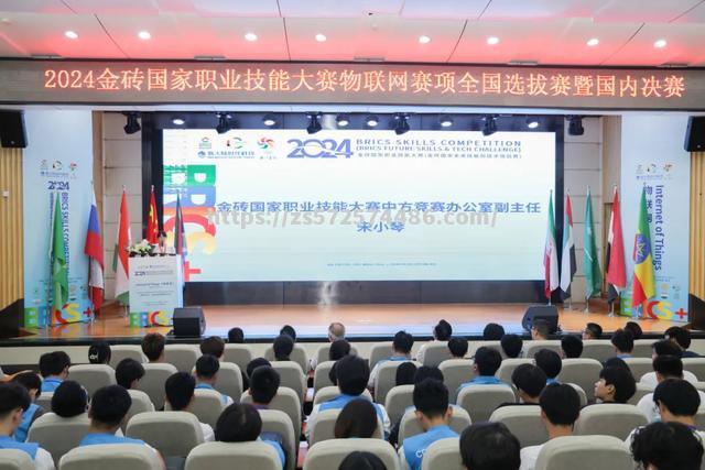 甲级联赛揭幕赛火热上演，名列前茅球队意气风发