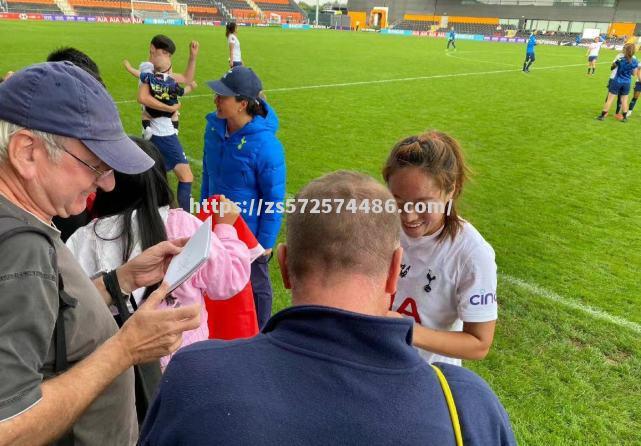 女足球员们在国外赛场上闪耀登场