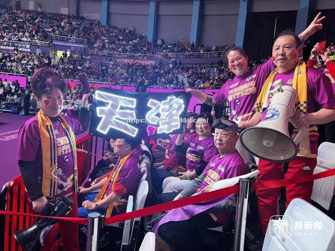 足球比赛现场热闹非凡，球迷们高呼助威声